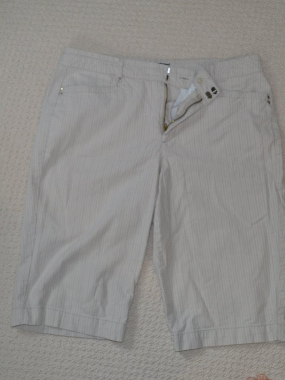 Missy Bandolino capri's